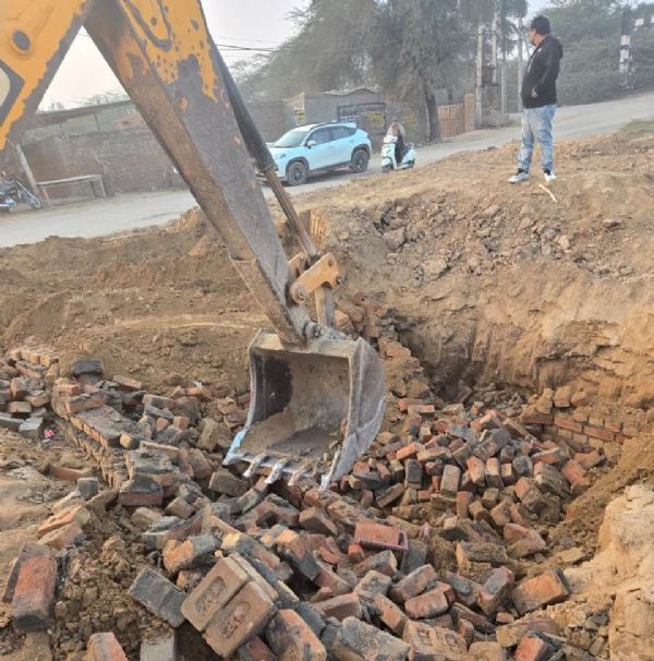 अवैध निर्माण को तोड़ती जेसीबी मशीन। अवैध निर्माण को तोड़ती जेसीबी मशीन।