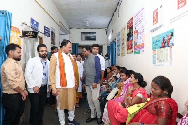 स्वास्थ्य मंत्री श्याम बिहारी जायसवाल स्वास्थ्य केंद्र का औचक निरीक्षण करते हुए