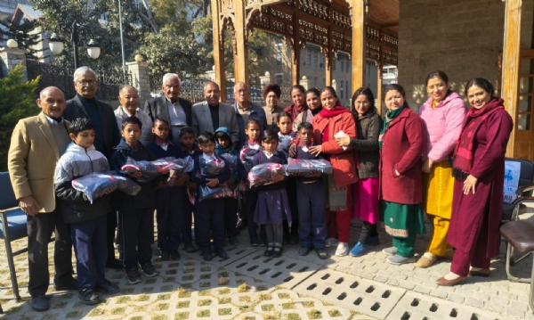 ट्रस्टी दीनदयाल ट्रस्ट गांधी भवन के पदाधिकारी बच्चों व शिक्षकों के साथ।