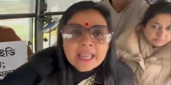 तृणमूल कांग्रेस को बस से ले जाते दौरान महुआ मोइत्रा