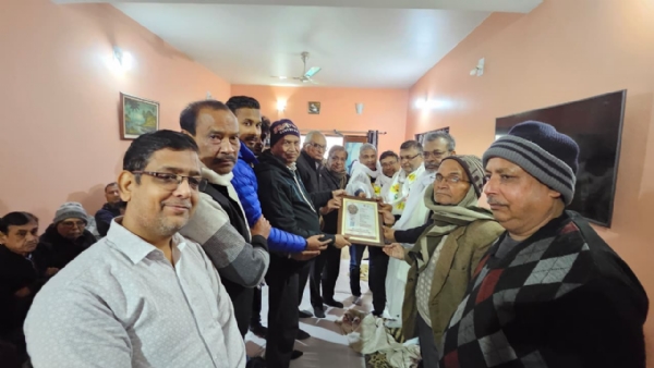 अररिया फोटो: नेत्रदानी परिवार को प्रशस्ति पत्र सौंपते