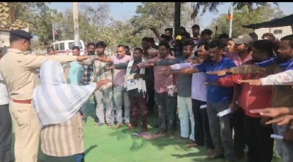 जांजगीर-चांपा: सड़क सुरक्षा माह के तहत ई-रिक्शा चालकों को दिलाई गई यातायात नियमों के पालन की शपथ जांजगीर-चांपा: सड़क सुरक्षा माह के तहत ई-रिक्शा चालकों को दिलाई गई यातायात नियमों के पालन की शपथ