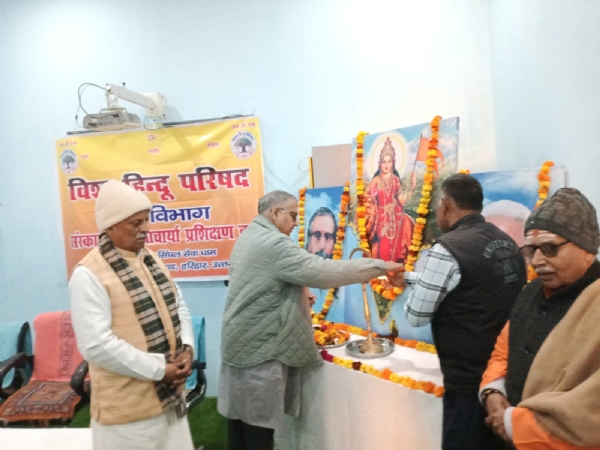 अभ्यास वर्ग का शुभारंभ करते हुए अभ्यास वर्ग का शुभारंभ करते हुए