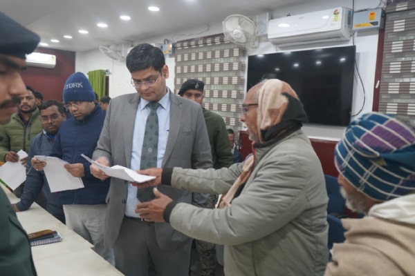 अररिया फोटो:डीएम जनता दरबार में फरियादियों की फरियाद सुनते