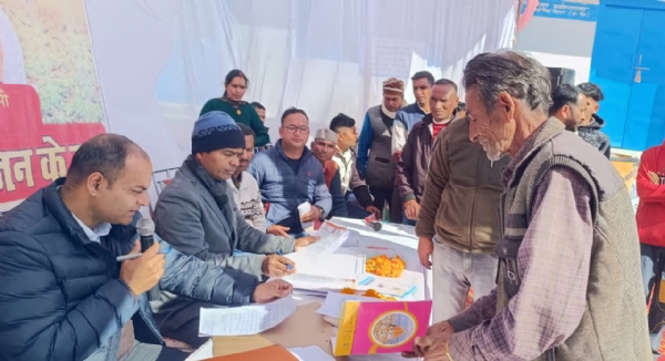 शिविर में जनता की समस्या सुनते जिलाधिकारी शिविर में जनता की समस्या सुनते जिलाधिकारी