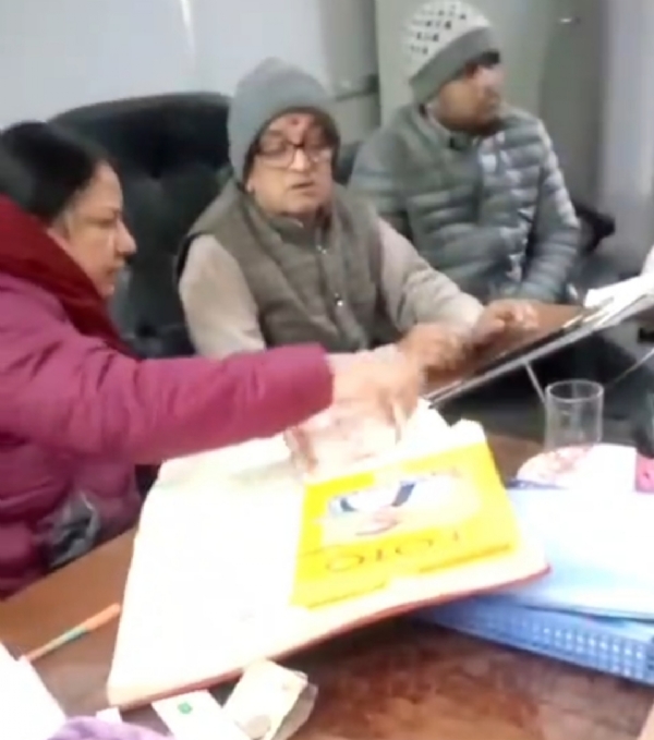 बच्ची के पास मिले रुपये की गिनती करती सीडब्ल्यूसी टीम।