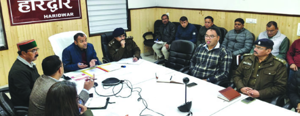 बैठक लेते डीएम मयूर दीक्षित बैठक लेते डीएम मयूर दीक्षित