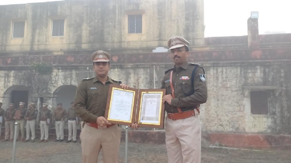 एसपी ने 18 पुलिसकर्मियों को किया सम्मानित