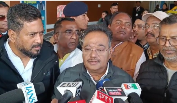 बागडोगरा एयरपोर्ट पर पत्रकारों से बात करते हुए भाजपा प्रदेश अध्यक्ष शमिक भट्टाचार्य