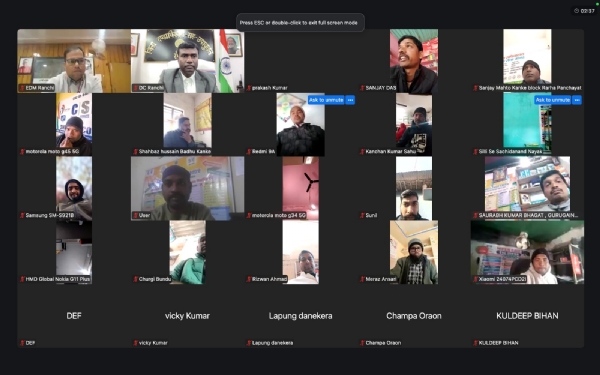 बैठक में बोलते डीसी भजंत्री सहित अन्‍य की तस्‍वीर