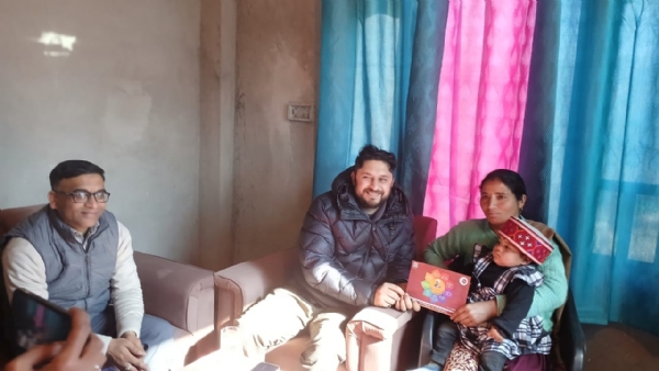 निकिता को एफडी की प्रति सौंपते हुए उपायुक्त।