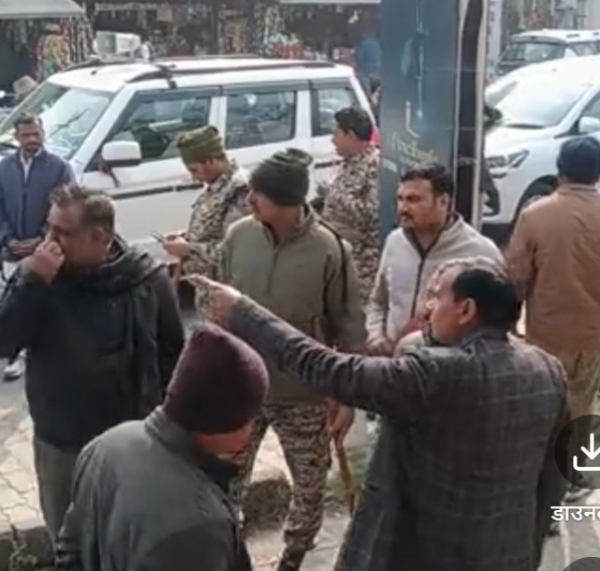 मौके पर दुकानें सील कराते हुए अधिकारी