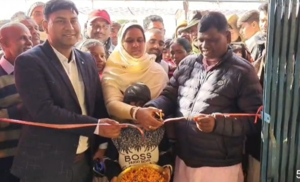 उद्घाटन करते अधिकारी