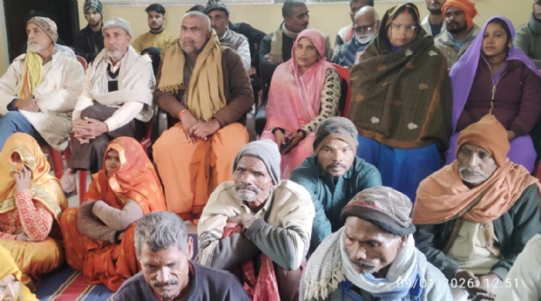 भैदपुर गांव में चौपाल में उपस्थित ग्रामीण