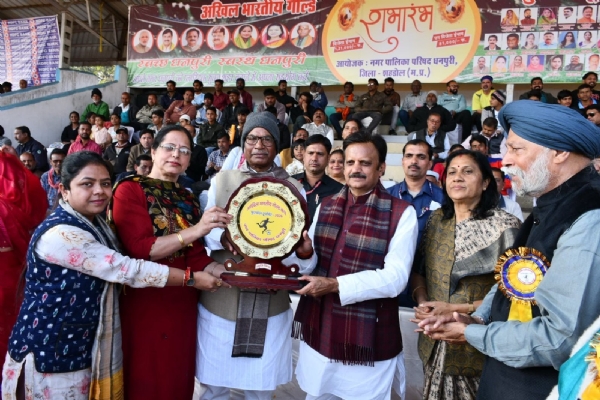 उप मुख्यमंत्री शुक्ल ने फुटबॉल खिलाड़ियों का किया उत्साहवर्धन