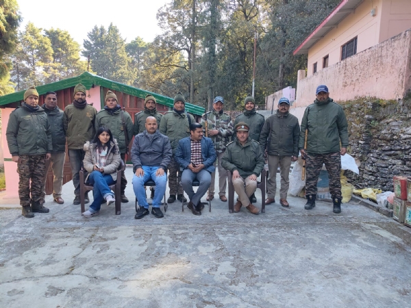 मौके पर मौजूद ग्रामीण।