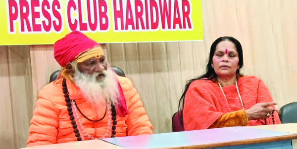 पत्रकारों से वार्ता करते हुए स्वामी चैतन्य व साध्वी प्राची पत्रकारों से वार्ता करते हुए स्वामी चैतन्य व साध्वी प्राची