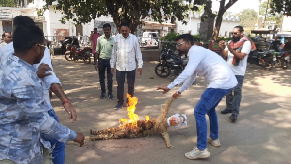 पुतला फूंकते हुए कांग्रेसी। पुतला फूंकते हुए कांग्रेसी।