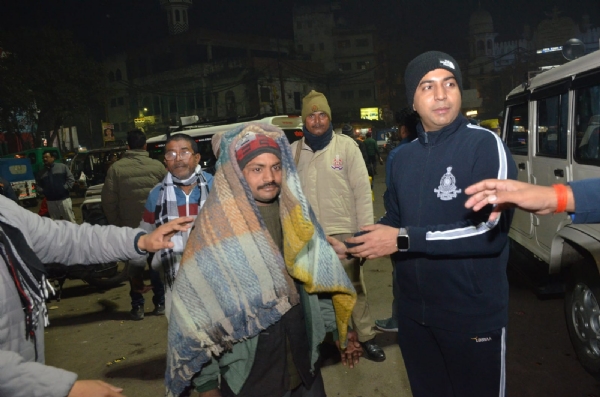 हाड़ कपा देने वाली ठंड के बीच जिला प्रशासन ने देर रात्रि चलाया राहत अभियान,कंबल किए वितरित