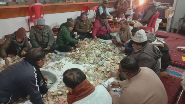 दान पेटिकाओं की गणना करते राजस्वकर्मी।