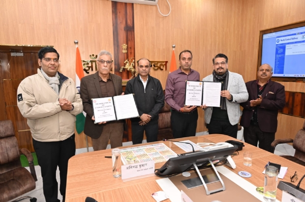 एमओयू साइन करने बाद प्रदर्शित करते अधिकारी