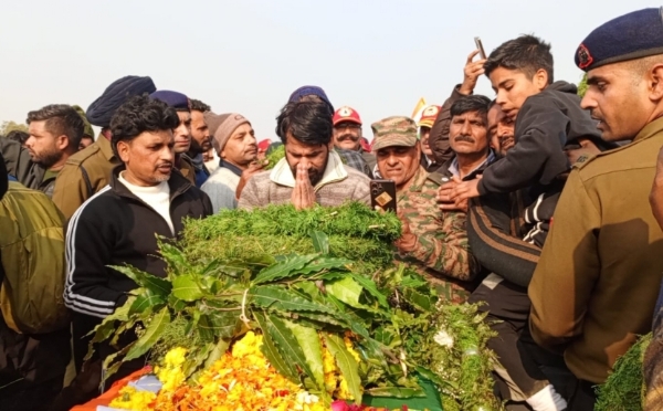 अग्निवीर का अंतिम दर्शन करते ग्रामीण