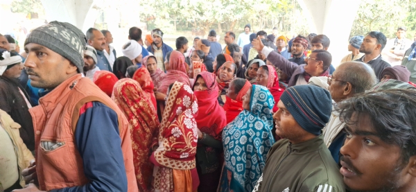 धरना देते ग्रामीण