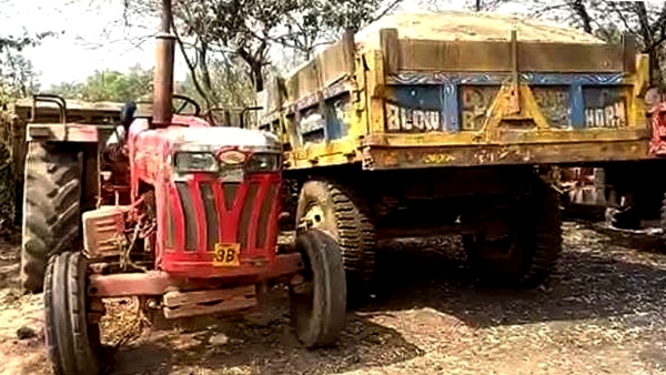बालू तस्करी में पकड़े गए ट्रैक्टर
