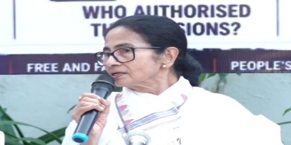 पश्चिम बंगाल की पूर्व मुख्यमंत्री ममता बनर्जी दिल्ली में मीडिया को संबोधित करती हुईं।