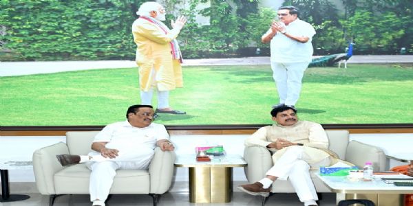 केंद्रीय जल शक्ति मंत्री आरसी पाटिल से मुलाकात कर विभिन्न विषयों पर की चर्चा करते हुए मप्र के मुख्यमंत्री केंद्रीय जल शक्ति मंत्री आरसी पाटिल से मुलाकात कर विभिन्न विषयों पर की चर्चा करते हुए मप्र के मुख्यमंत्री