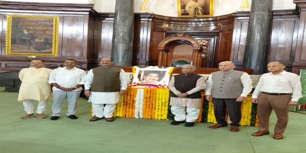 राज्यसभा के उपसभापति और लोकसभा अध्यक्ष के साथ अन्य लोग मौजूद। राज्यसभा के उपसभापति और लोकसभा अध्यक्ष के साथ अन्य लोग मौजूद।