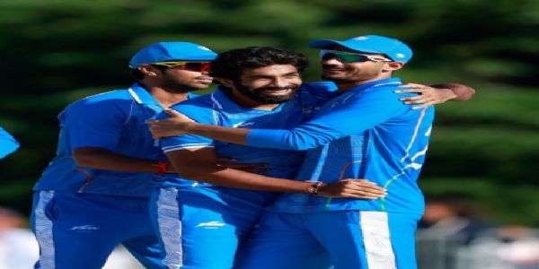 विकेट लेने के बाद जश्न मनाते बुमराह और अक्षर विकेट लेने के बाद जश्न मनाते बुमराह और अक्षर