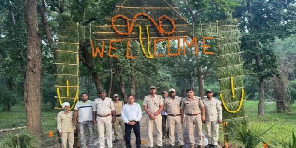 बांधवगढ़ रिजर्व के गेट पर पर्यटकों का स्वागत करते हुए पार्क अधिकारीगण