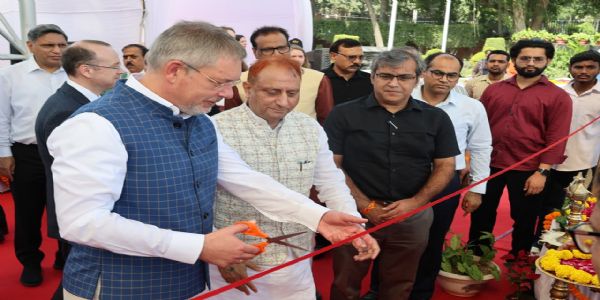 एमसीडी में गांधी जयंती मेले का आयोजन, महापौर ने रूसी राजदूत के साथ चरखा कात कर राष्ट्रपिता को अर्पित की श्रद्धांजलि