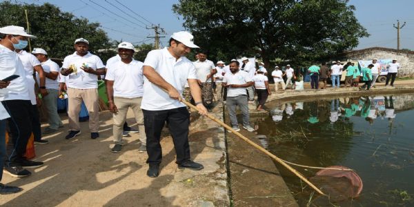 श्रमदान कर प्रशासन ने चलाया विशेष स्वच्छता अभियान