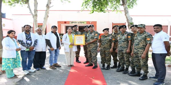 राष्ट्रीय स्वैच्छिक रक्तदान दिवस पर बीएसएफ अधिकारियों और जवानों ने किया रक्तदान