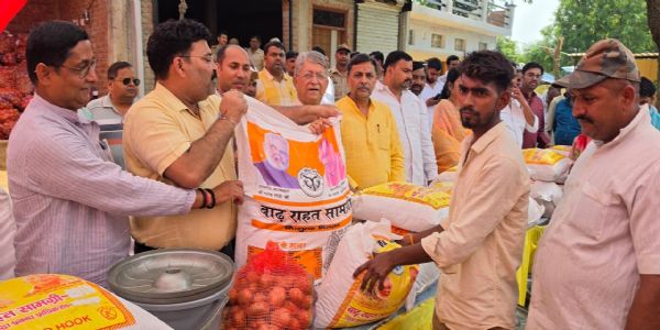बाढ़ प्रभावितों को राहत की मदद, 564 परिवारों को दी गई सामग्री