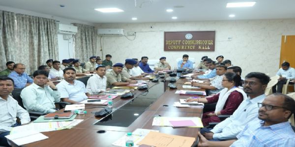सड़क सुरक्षा और अवैध खनन पर उपायुक्त ने दिया औचक निरीक्षण का निर्देश