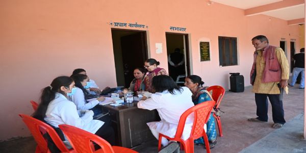 थान गांव में वरिष्ठ नागरिकों को दी विधिक जानकारी, स्वास्थ्य परीक्षण भी किया