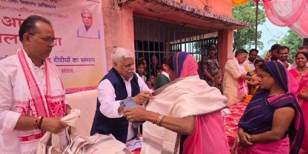 आंगन मिलन सेवा कार्यक्रम में सांसद ने सेविका-सहायिकाओं को किया सम्मानित