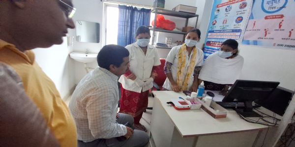 छातापुर सीएचसी का डीएम ने किया निरीक्षण, एनीमिया व मधुमेह जांच में तेजी लाने का निर्देश
