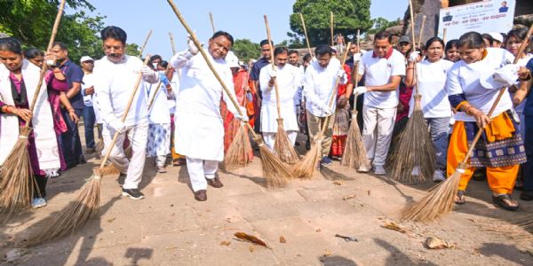 ‘एक दिन, एक घंटा, एक साथ’ स्वच्छता अभियान में शामिल हुए मुख्यमंत्री माझी