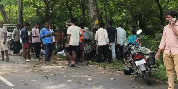 वाल्मीकिनगर में तेज रफ्तार कार पेड़ से टकराई, छह युवक घायल