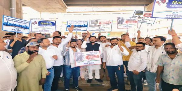 भोपाल में भाजपा नेता की मौत पर कांग्रेस का प्रदर्शन, दोषियों पर कार्रवाई की मांग