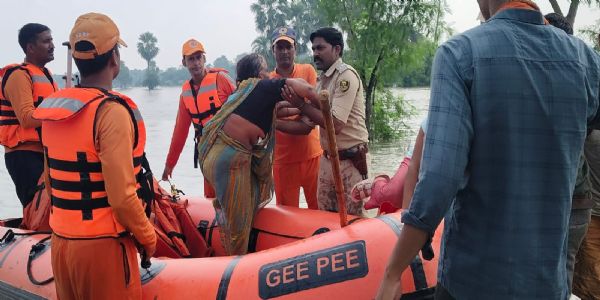 सारण में बाढ़ के गंभीर स्थिति को देखते हुए जिला प्रशासन का ऑपरेशन रेस्क्यू युद्धस्तर पर जारी