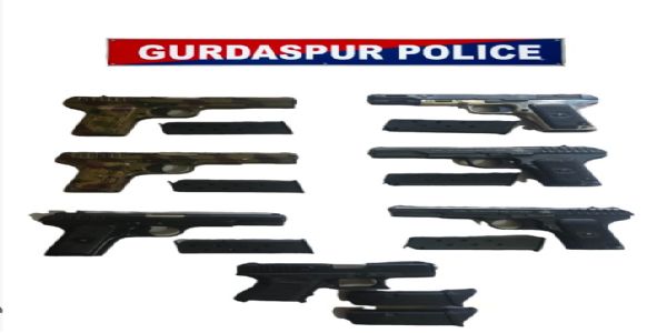 गुरदासपुर पुलिस ने सात आधुनिक पिस्तौलें बरामद की, तीन गिरफ्तार