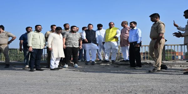 कानपुर के सांसद -विधायक ने पनकी पड़ाव पुल की बदहाली पर जतायी नाराजगी,गड्ढों, जर्जर हिस्सों काे देखा