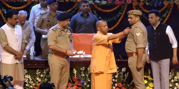 मुख्यमंत्री योगी ने अदम्य साहस व कर्तव्यनिष्ठा का प्रदर्शन करने वाले पुलिसकर्मियों को किया सम्मानित