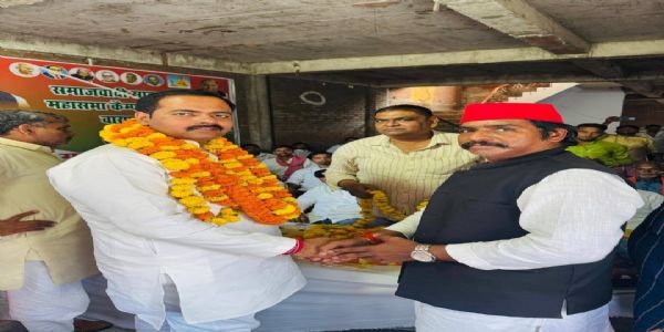 वाराणसी खण्ड स्नातक से सपा के आशुतोष सिन्हा ने किया नामांकन, 06 लोगों ने नामांकन पत्र लिए