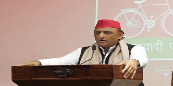 सपा सरकार बनने पर लोकतंत्र सेनानियों को मिलेगी 51 हजार की सम्मान राशि : अखिलेश यादव